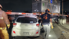 Un hombre pierde la vida y mujer es lesionada luego de impactarse contra un tráiler en Ciénega de Flores.