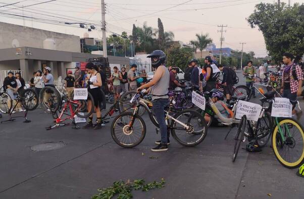 Los ciclistas que se reunieron para protestar por la poca atención a la movilidad en Guadalajara