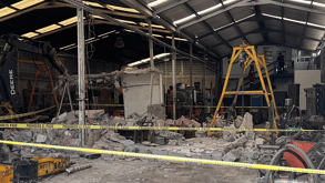 Reportan derrumbe de bodega en Monterrey, hay tres trabajadores lesionados.