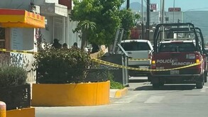 patrulla de la policía municipal de tepeaca en una calle donde está un contenedor de basura