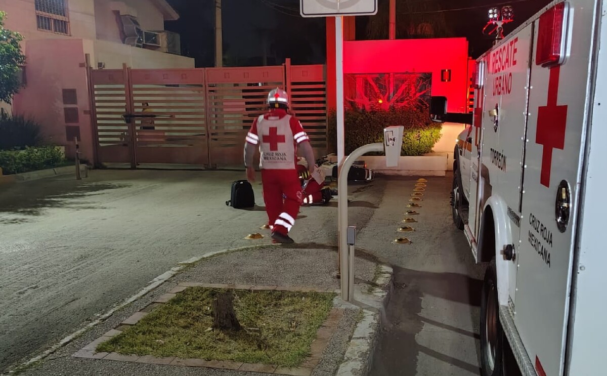 Elementos de cruz roja mexicana atendiendo a motociclista.