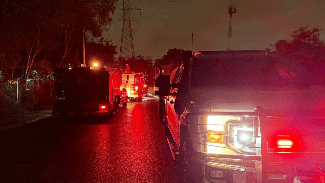 Un incendio en taller mecánico dejo seis vehículos consumidos en Apodaca.