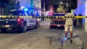 Durante la noche de este viernes, sujetos armados atacaron a personas en la vía pública y dentro de un domicilio dejando a varios sin vida y un secuestro.