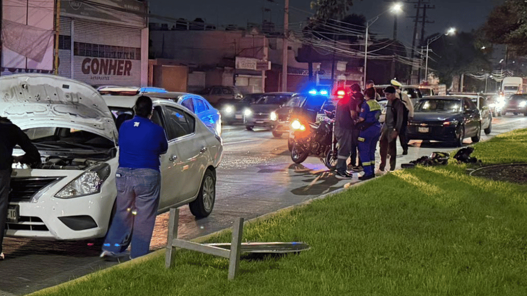 Motociclista resulto lesionado tras impactarse contra un automóvil en la colonia Cuauhtémoc en San Nicolás.