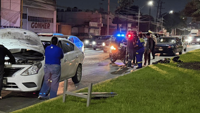 Motociclista resulto lesionado tras impactarse contra un automóvil en la colonia Cuauhtémoc en San Nicolás.