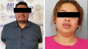 un hombre y una mujer detenidos con los ojos cubiertos