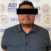 un hombre y una mujer detenidos con los ojos cubiertos