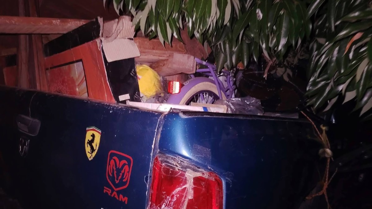 herramientas, madera y muebles en la batea de una camioneta