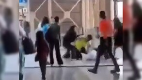 Un video exhibe la riña física entre un guardia de seguridad y un pasajero en la estación Arcos de Zapopan de la Línea 3 del Tren Ligero. Siteur indaga.