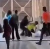 Un video exhibe la riña física entre un guardia de seguridad y un pasajero en la estación Arcos de Zapopan de la Línea 3 del Tren Ligero. Siteur indaga.