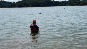 Alexander Avendaño fue hallado sin vida en el embalse de Guatapé. Un video viral revela que saltó al agua para huir de una golpiza. Investigan omisión.