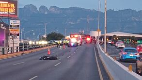 Un motociclista perdió la vida tras impactar su vehículo contra el muro central de la Avenida Gonzalitos a la altura de Ruiz Cortínez