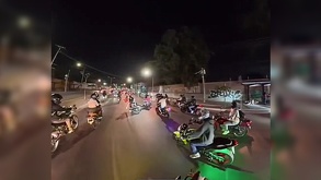 Un video captó el momento en que un motociclista chocó contra una parada de autobús en Guadalajara durante una rodada. Hubo más percances. En los detalles.