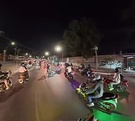 Un video captó el momento en que un motociclista chocó contra una parada de autobús en Guadalajara durante una rodada. Hubo más percances. En los detalles.