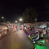 Un video captó el momento en que un motociclista chocó contra una parada de autobús en Guadalajara durante una rodada. Hubo más percances. En los detalles.
