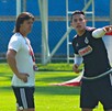 Matías Almeyda con Carlos Salcedo en un entrenamiento con Chivas.