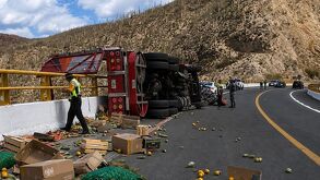 Tragedia Cuacnopalan-Oaxaca, camión estuvo a punto de caer al vacío en la Cuacnopalan-Oaxaca.