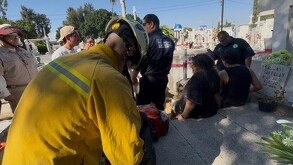 Dos extranjeros de 59 y 27 años fueron rescatados tras caer en una fosa del panteón de Tlaquepaque. Fueron trasladados a la Cruz Verde.