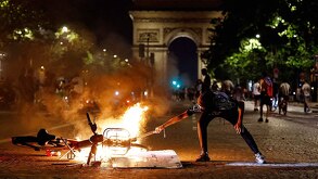 La victoria del PSG en la Champions League desató violentos disturbios en París. El saldo es de un muerto, cientos de heridos y detenidos.