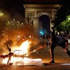 La victoria del PSG en la Champions League desató violentos disturbios en París. El saldo es de un muerto, cientos de heridos y detenidos.