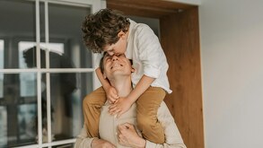 Padre cargando en los hombros a su hijo