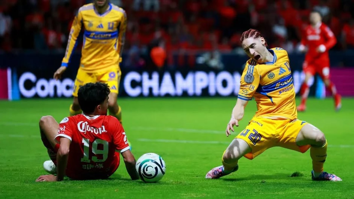Marcelo Flores durante su lesión de ligamento en la Final.