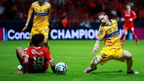 Marcelo Flores durante su lesión de ligamento en la Final.