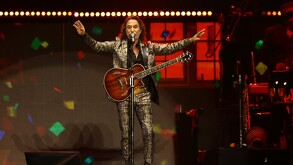 El Buki cantando en Monterrey.