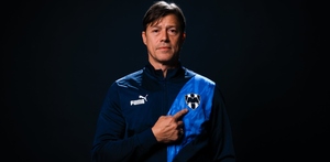 Matías Almeyda portando los colores y uniforme de Rayados, su próximo equipo a dirigir.