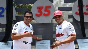 Miguel Ojeda y Robinson Canó durante la ceremonia de inmortalización del número 35 en los Diablos Rojos del México.