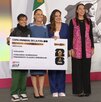 La presidenta Claudia Sheinbaum hizo entrega de su boleto para el partido inaugural del Mundial 2026.