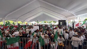 Alrededor de 6 mil personas provenientes de distintos municipios de Querétaro se congregaron este domingo en la capital del estado.