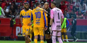 Jugadores de Tigres en la final de la Champions Cup.