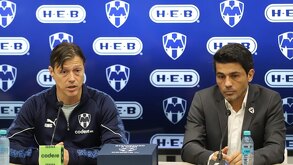 Matías Almeyda siendo presentado como nuevo entrenador de Rayados, junto a Walter Erviti, parte de la directiva del Monterrey.