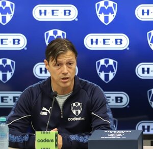 Matías Almeyda siendo presentado como nuevo entrenador de Rayados, junto a Walter Erviti, parte de la directiva del Monterrey.