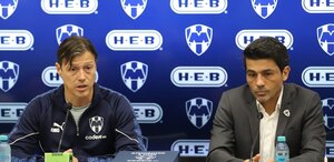 Matías Almeyda siendo presentado como nuevo entrenador de Rayados, junto a Walter Erviti, parte de la directiva del Monterrey.