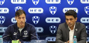 Matías Almeyda siendo presentado como nuevo entrenador de Rayados, junto a Walter Erviti, parte de la directiva del Monterrey.