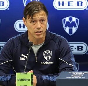 Matías Almeyda siendo presentado como nuevo entrenador de Rayados, junto a Walter Erviti, parte de la directiva del Monterrey.