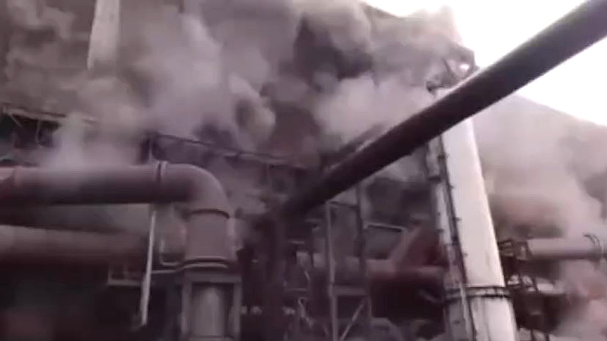 Horno de planta siderúrgica emanando humo tras una explosión en la fábrica ArcelorMittal México en Michoacán