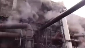 Horno de planta siderúrgica emanando humo tras una explosión en la fábrica ArcelorMittal México en Michoacán