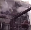 Horno de planta siderúrgica emanando humo tras una explosión en la fábrica ArcelorMittal México en Michoacán