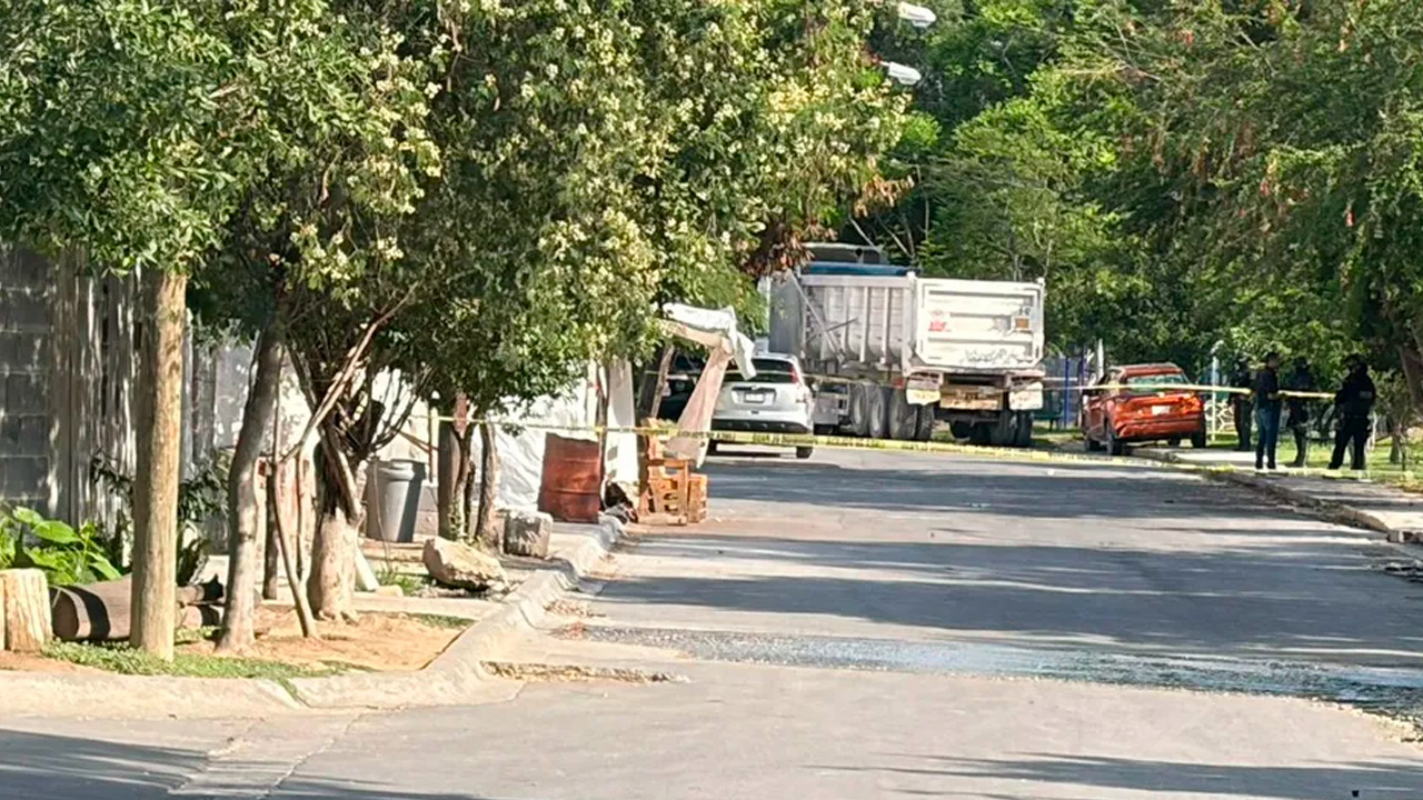 Un hombre fue asesinado a balazos dentro de una camioneta Nissan Kicks en la colonia Plutarco Elías Calles, en Monterrey.