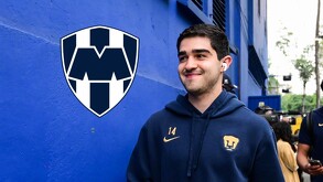 Cesar Garza caminando rumbo al vestidor de Pumas.