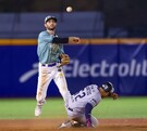 Wielansky jugador de Charros ponchando a Santos jugador de Sultanes