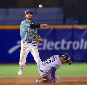 Wielansky jugador de Charros ponchando a Santos jugador de Sultanes