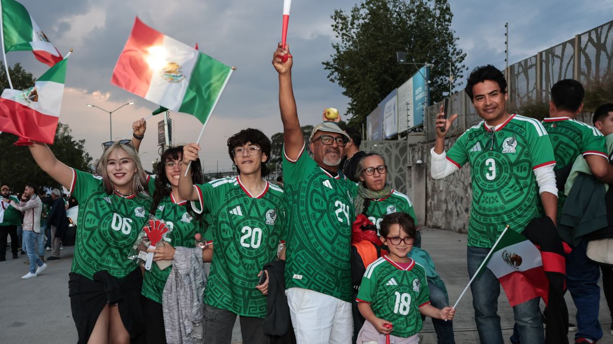 Aficionados con la playera de la Selección Mexicana fuera del estadio tras partido México vs Ghana