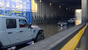 La tormenta de este domingo dejó completamente inundado el túnel de Carretera a Nogales en Zapopan. Tres autos quedaron bajo el agua.