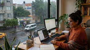 Persona haciendo home office por mal clima y lluvias