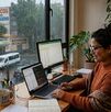 Persona haciendo home office por mal clima y lluvias