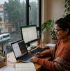 Persona haciendo home office por mal clima y lluvias